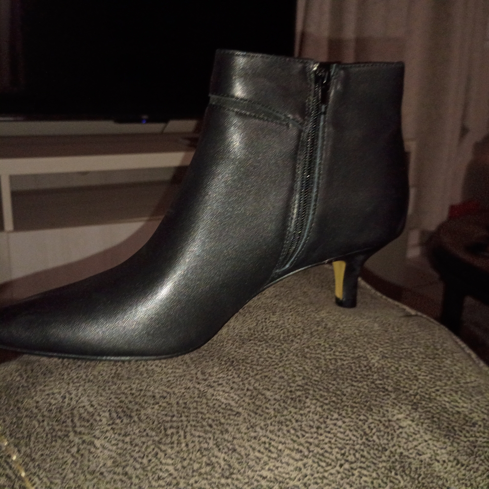 NWOT Bella Vita Black Leather Booties  Pointed Toe Kitten Heel Ankle  Size 9 M